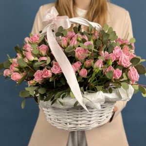 25 розовых кустовых роз Одилия в корзине