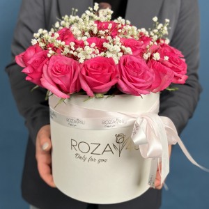 25 малиновых роз Палома Роял с гипсофилой в коробке