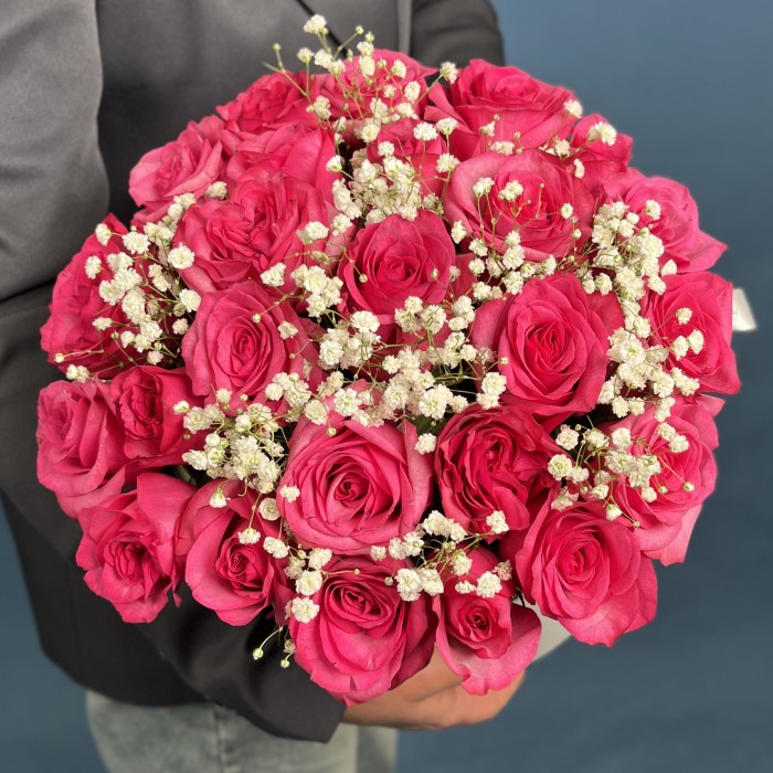 25 малиновых роз Палома Роял с гипсофилой в коробке