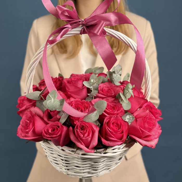 25 малиновых роз Палома Роял с эвкалиптом в корзине