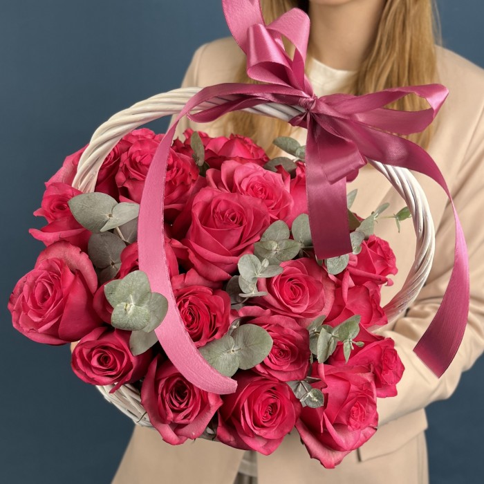 25 малиновых роз Палома Роял с эвкалиптом в корзине