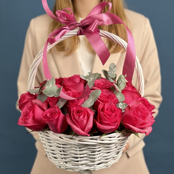25 малиновых роз Палома Роял с эвкалиптом в корзине
