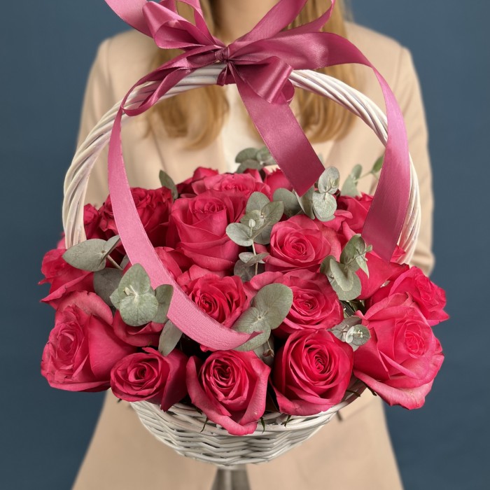 25 малиновых роз Палома Роял с эвкалиптом в корзине