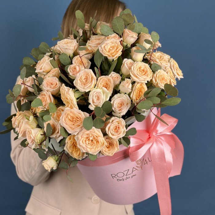 25 кустовых роз Тринити в коробке