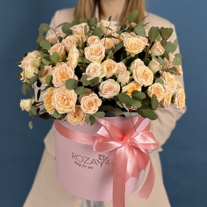 25 кустовых роз Тринити в коробке