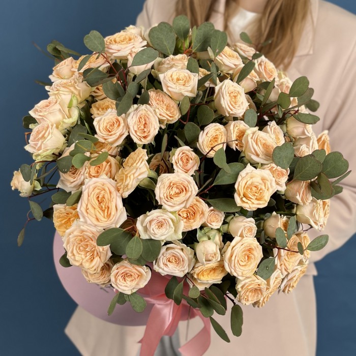 25 кустовых роз Тринити в коробке