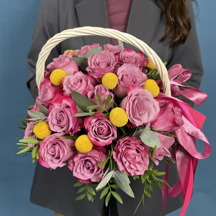 25 фиолетовых роз Дип Перпл с краспедией в корзине