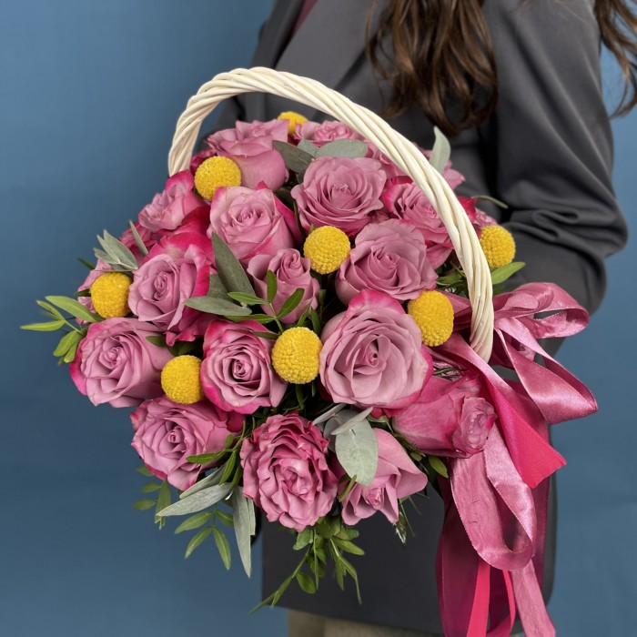 25 фиолетовых роз Дип Перпл с краспедией в корзине