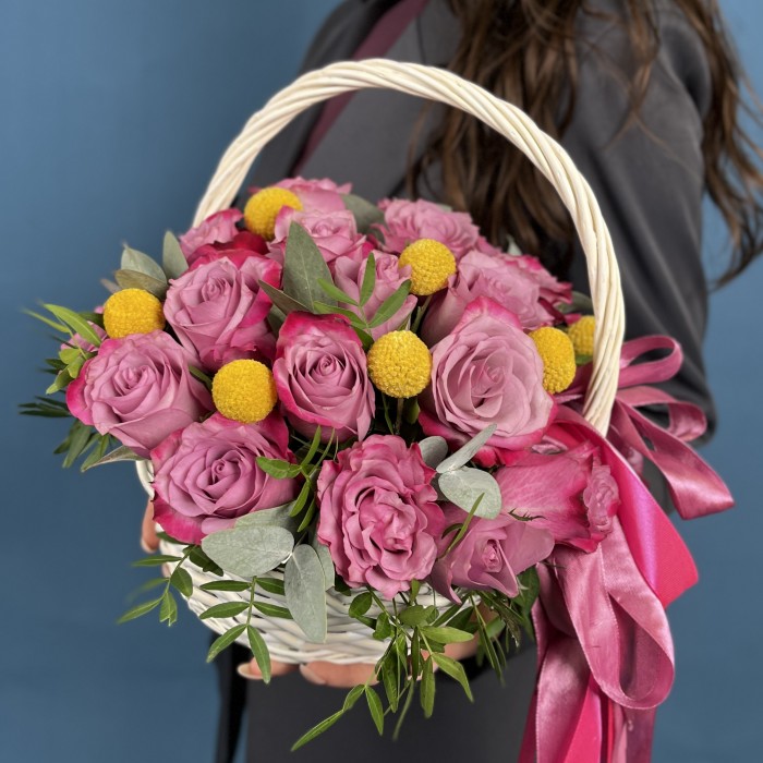 25 фиолетовых роз Дип Перпл с краспедией в корзине