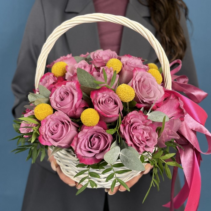 25 фиолетовых роз Дип Перпл с краспедией в корзине