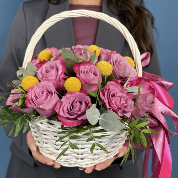 25 фиолетовых роз Дип Перпл с краспедией в корзине