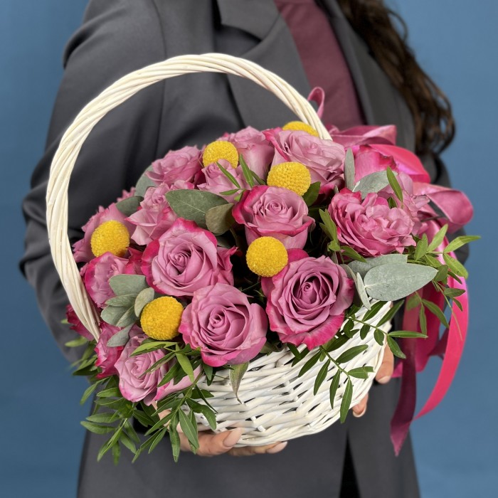 25 фиолетовых роз Дип Перпл с краспедией в корзине