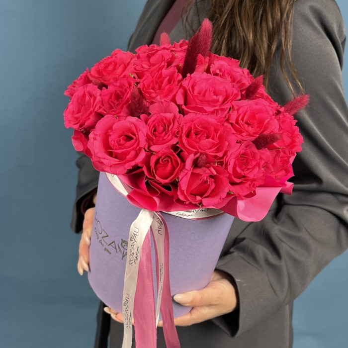 25 малиновых роз Вайлд Калипсо с лагурусом в коробке