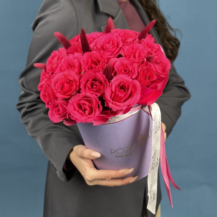 25 малиновых роз Вайлд Калипсо с лагурусом в коробке