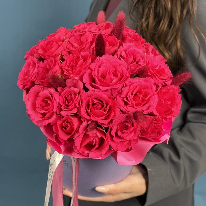25 малиновых роз Вайлд Калипсо с лагурусом в коробке