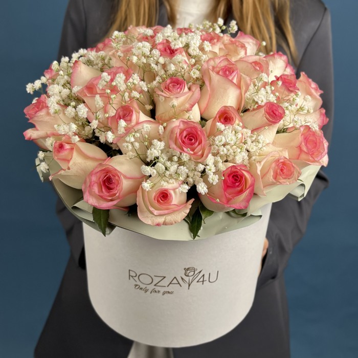 39 роз Джумилия с гипсофилой в коробке