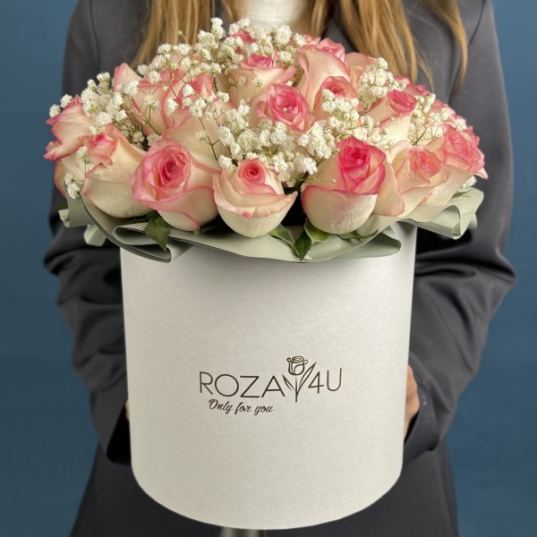 39 роз Джумилия с гипсофилой в коробке