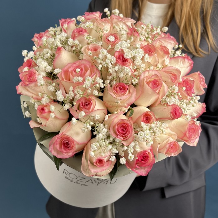 39 роз Джумилия с гипсофилой в коробке