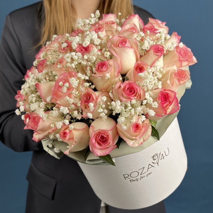 39 роз Джумилия с гипсофилой в коробке