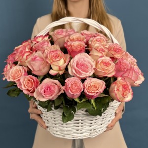 51 роза Алани микс в корзине