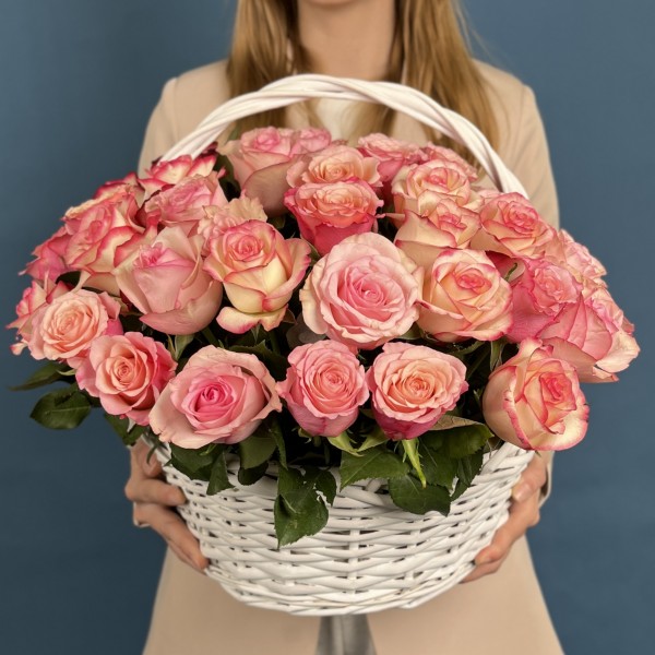 51 роза Алани микс в корзине
