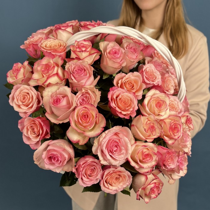 51 роза Алани микс в корзине