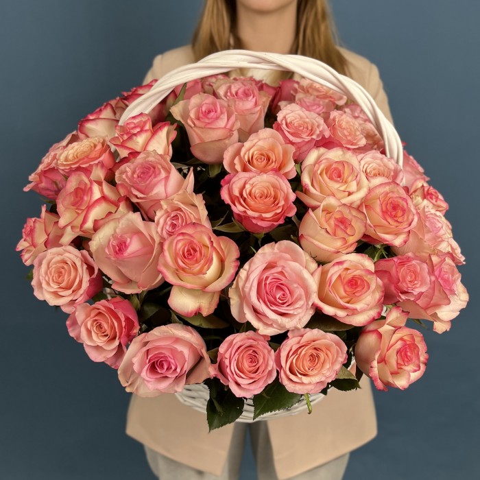 51 роза Алани микс в корзине