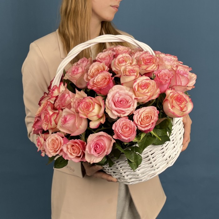 51 роза Алани микс в корзине