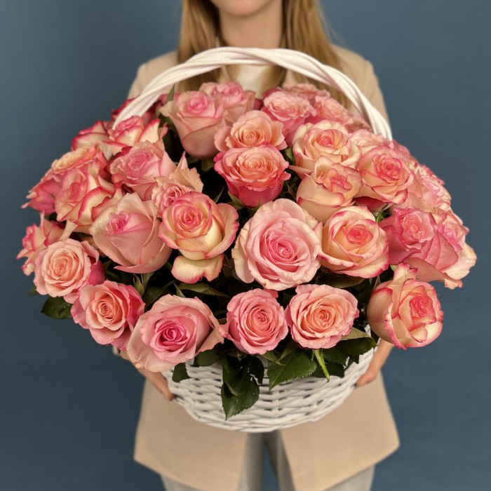 51 роза Алани микс в корзине