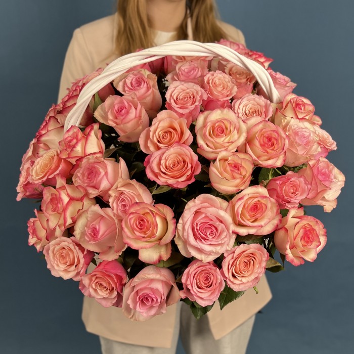 51 роза Алани микс в корзине