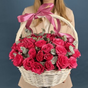 51 малиновая роза Палома Роял с эвкалиптом в корзине