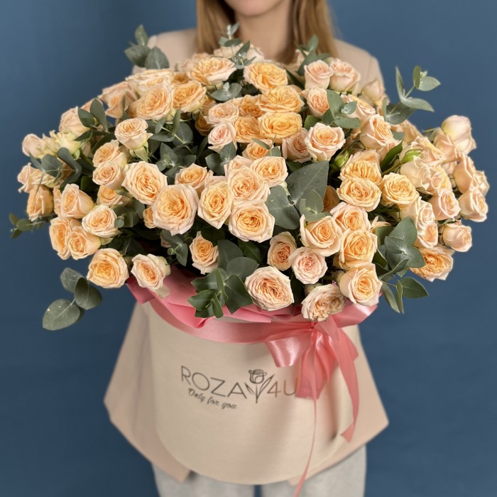 51 кустовая роза Тринити в коробке