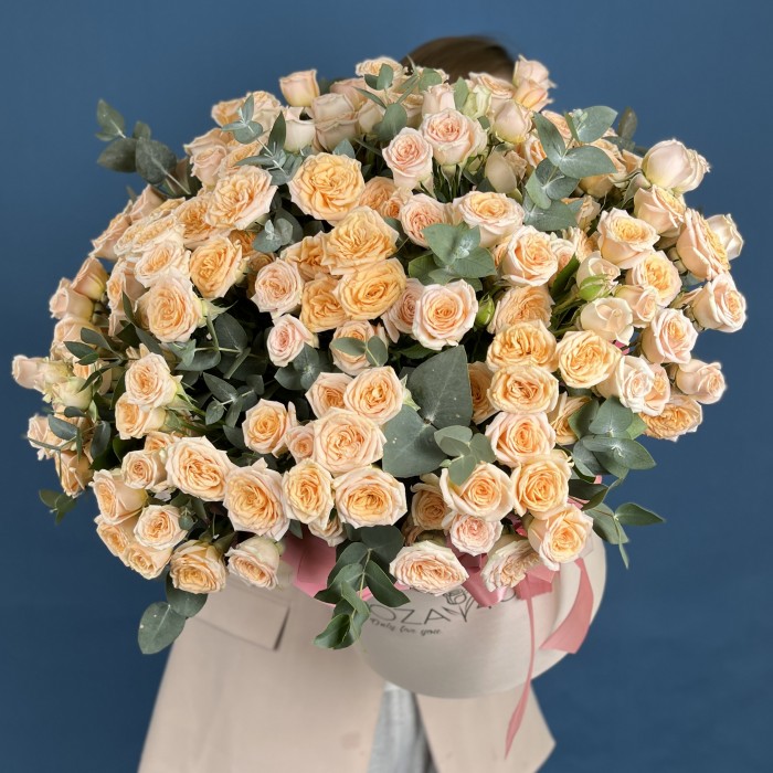 51 кустовая роза Тринити в коробке