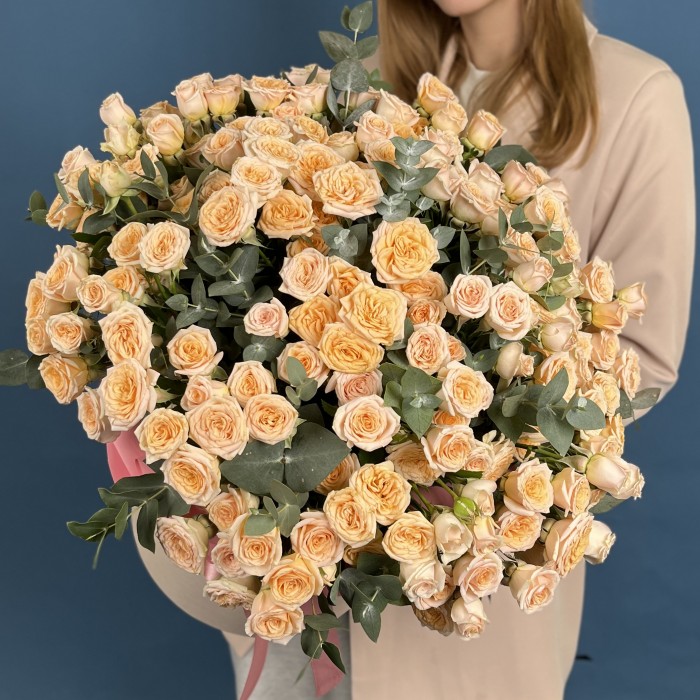 51 кустовая роза Тринити в коробке