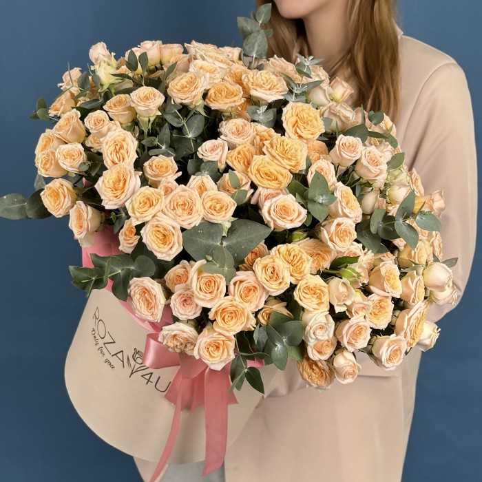 51 кустовая роза Тринити в коробке