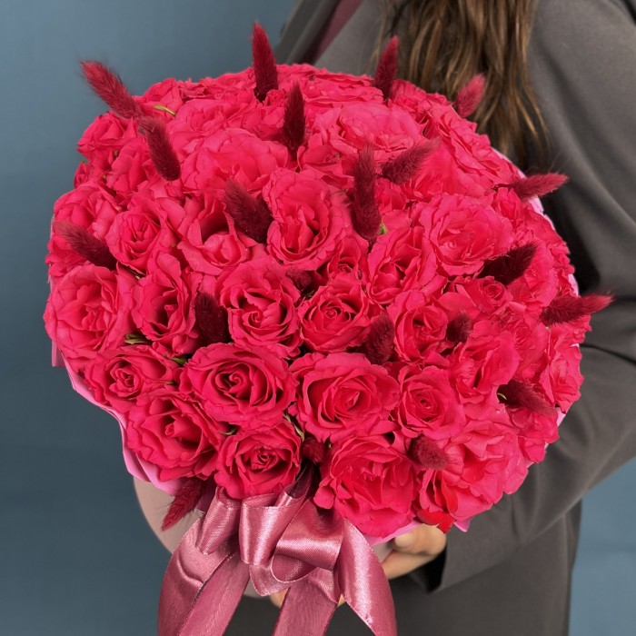 51 малиновая роза Вайлд Калипсо с лагурусом в коробке