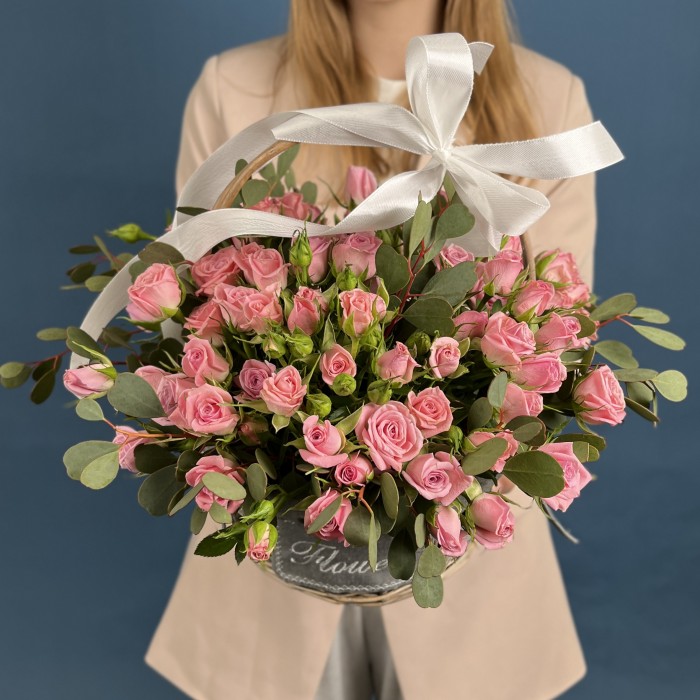 15 розовых кустовых роз Одилия 40 см в корзине