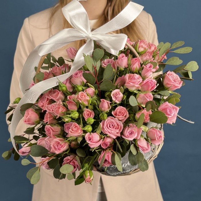 15 розовых кустовых роз Одилия 40 см в корзине