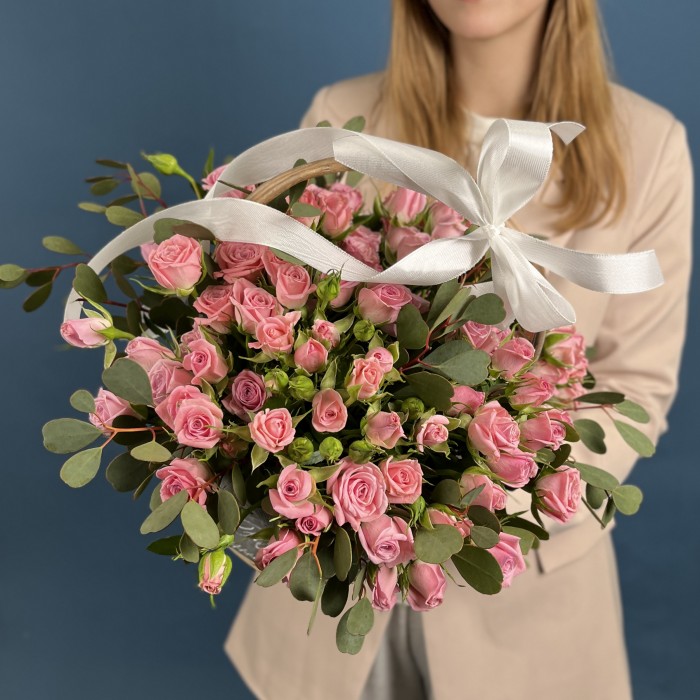 15 розовых кустовых роз Одилия 40 см в корзине