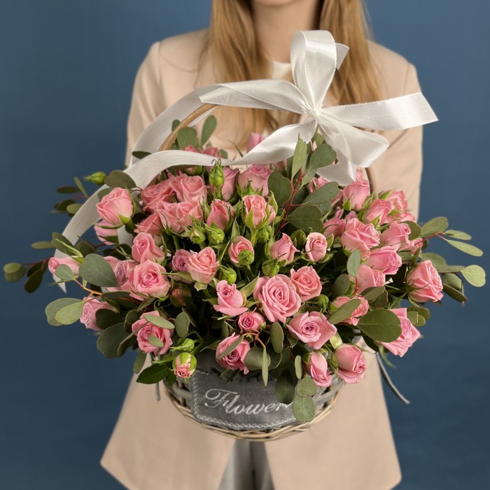 15 розовых кустовых роз Одилия 40 см в корзине