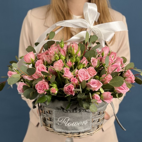 15 розовых кустовых роз Одилия 40 см в корзине