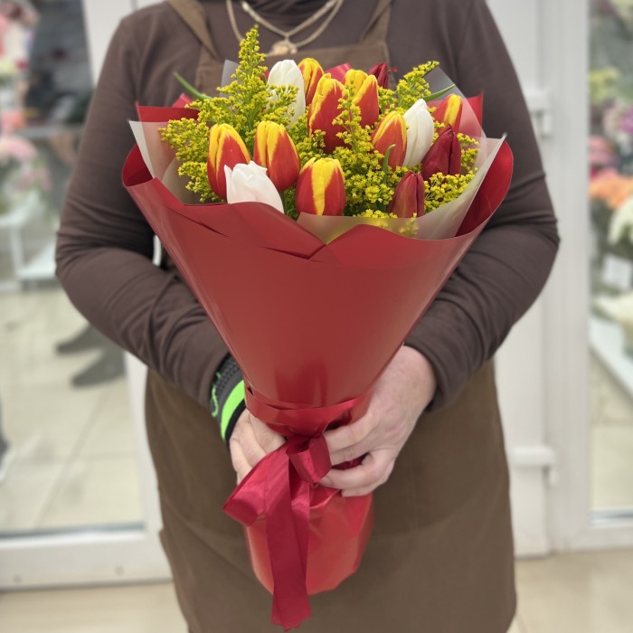 15 ярких тюльпанов с солидаго