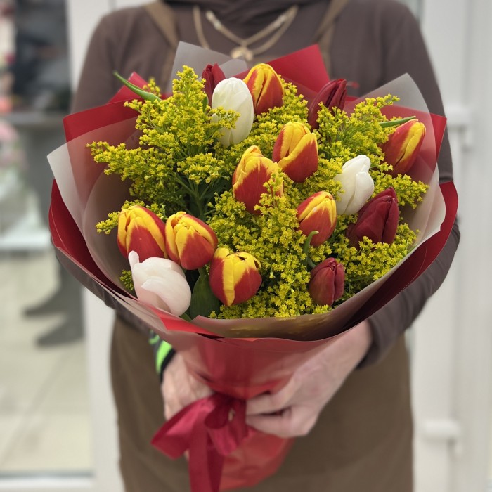 15 ярких тюльпанов с солидаго