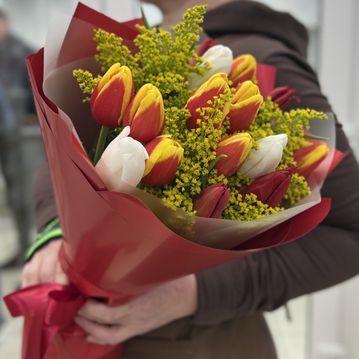 15 ярких тюльпанов с солидаго