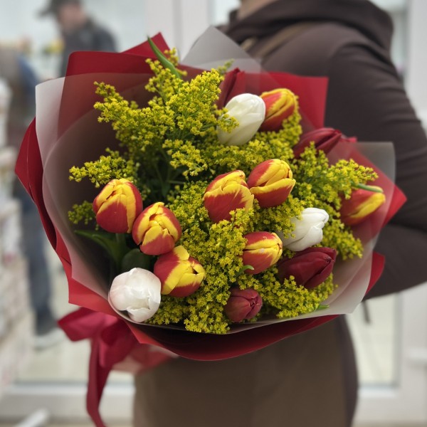 15 ярких тюльпанов с солидаго