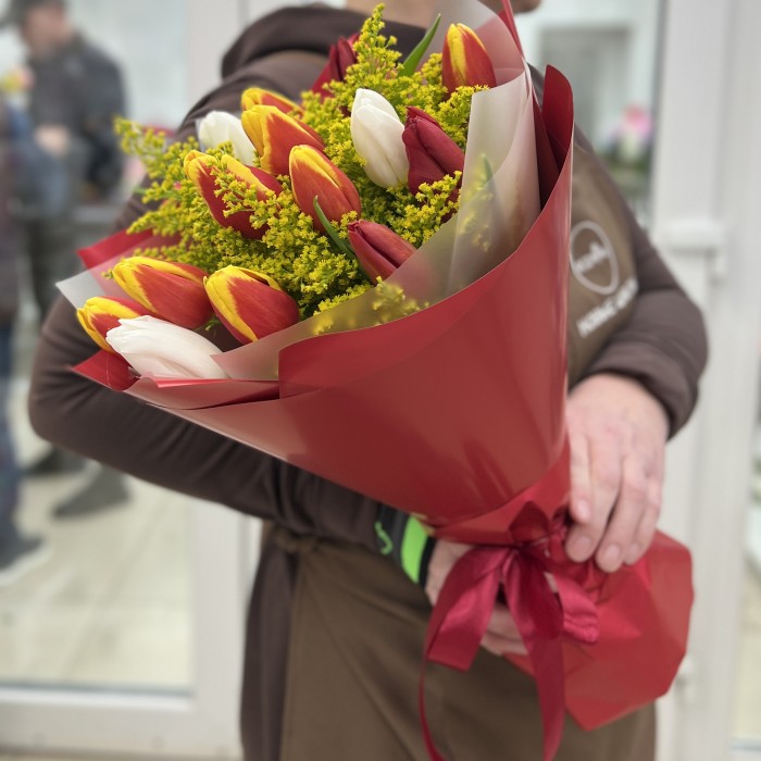 15 ярких тюльпанов с солидаго