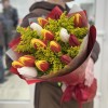 15 ярких тюльпанов с солидаго
