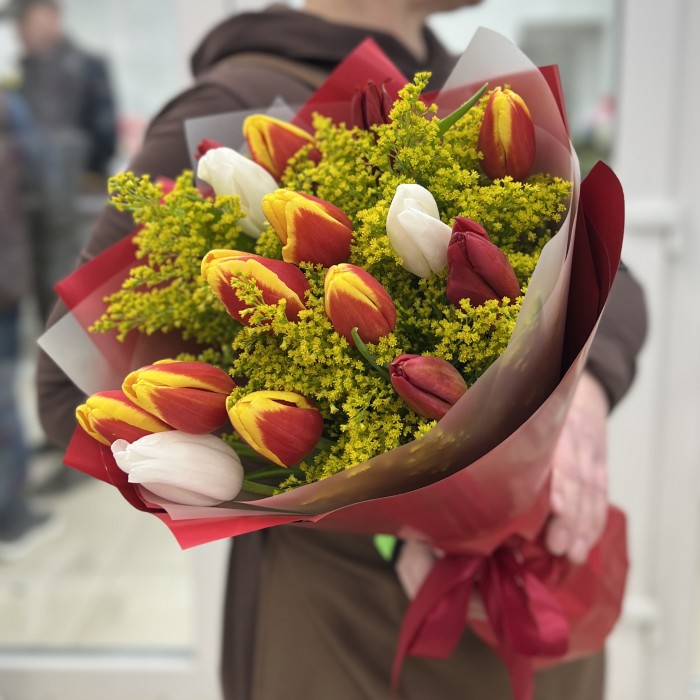 15 ярких тюльпанов с солидаго