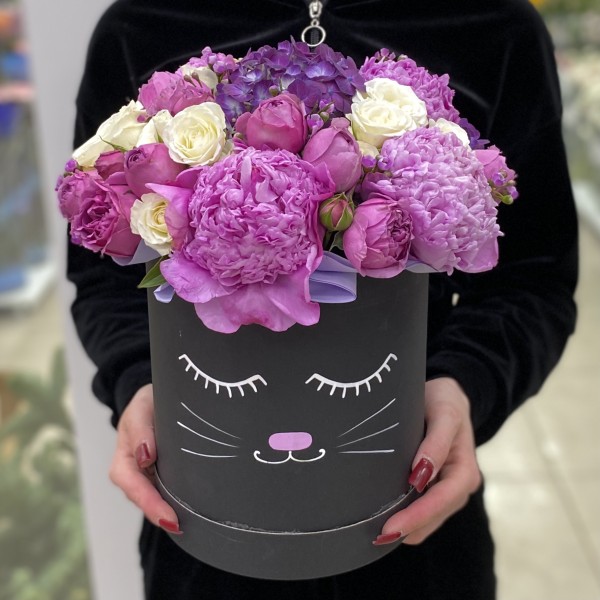 Композиция Кошечка с пионами и розами