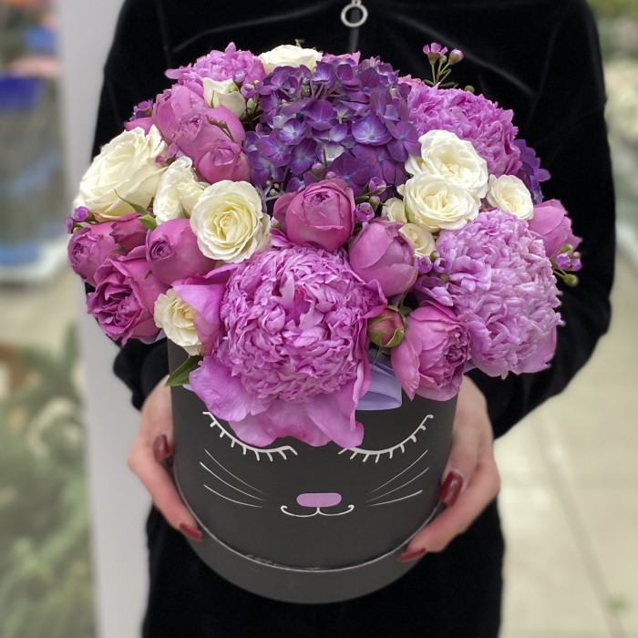 Композиция Кошечка с пионами и розами